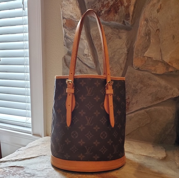 Louis Vuitton Handbags - 💥SALE💥 Authentic Louis Vuitton Bucket